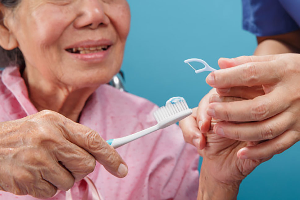 Cuidado dental en la tercera edad: retos y soluciones